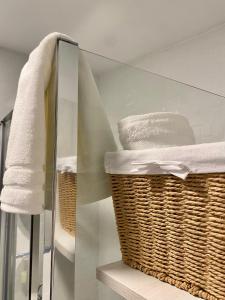 - une salle de bains avec un panier de serviettes et un miroir dans l'établissement Jimena, à Tolède