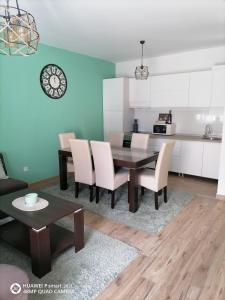 eine Küche und ein Esszimmer mit einem Tisch und Stühlen in der Unterkunft Apartman SATO in Brčko