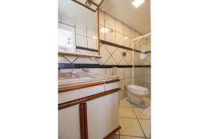 uma casa de banho com um lavatório e um WC em PRG143 - Próx Av Brasil, Garagem, 4 Dorm, Wi-Fi em Balneário Camboriú
