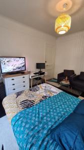 TV a/nebo společenská místnost v ubytování Résidence Cosy, chambre privée non mitoyenne avec serrure dans un appartement de 50 m carrés