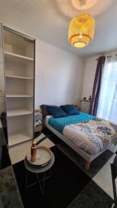 Postel nebo postele na pokoji v ubytování Résidence Cosy, chambre privée non mitoyenne avec serrure dans un appartement de 50 m carrés