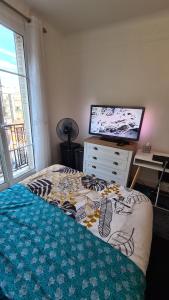 Postel nebo postele na pokoji v ubytování Résidence Cosy, chambre privée non mitoyenne avec serrure dans un appartement de 50 m carrés