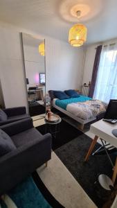 Posezení v ubytování Résidence Cosy, chambre privée non mitoyenne avec serrure dans un appartement de 50 m carrés
