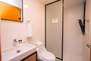 a bathroom with a shower and a toilet and a sink at +MS +Loft Coworking +Vigilancia 24hrs +Internet 504 in Laborcillas +28 photos