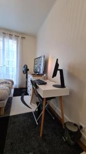 TV a/nebo společenská místnost v ubytování Résidence Cosy, chambre privée non mitoyenne avec serrure dans un appartement de 50 m carrés