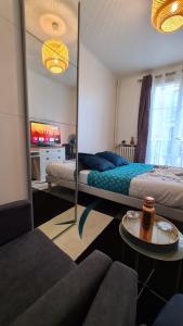 Postel nebo postele na pokoji v ubytování Résidence Cosy, chambre privée non mitoyenne avec serrure dans un appartement de 50 m carrés