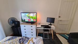 TV a/nebo společenská místnost v ubytování Résidence Cosy, chambre privée non mitoyenne avec serrure dans un appartement de 50 m carrés