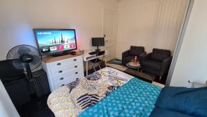 TV a/nebo společenská místnost v ubytování Résidence Cosy, chambre privée non mitoyenne avec serrure dans un appartement de 50 m carrés