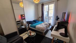 TV a/nebo společenská místnost v ubytování Résidence Cosy, chambre privée non mitoyenne avec serrure dans un appartement de 50 m carrés