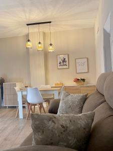 - un salon avec un canapé et une table dans l'établissement Jimena, à Tolède