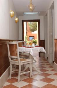 una sala da pranzo con tavolo, sedie e finestra di Casa Mimma a Venezia