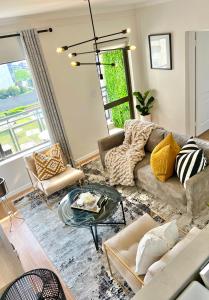 sala de estar con sofá y mesa en Nal'enzo Luxe Stays en Johannesburgo