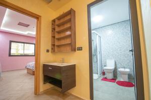 een badkamer met een wastafel en een toilet bij Adam's Apartments,Self CheckIn 6 Mins to Beach Downtown Fiber Optic WiFi Free Parking Same Rules as Hotels in Agadir