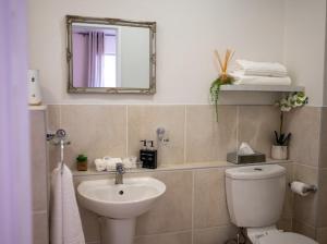 Ένα μπάνιο στο Nal'enzo Luxe Stays