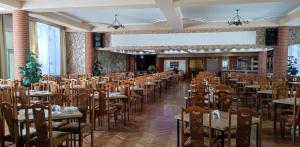 un salón de banquetes con mesas y sillas en una habitación en DW Halicz, en Solina