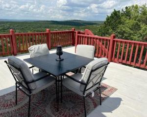 Balkón nebo terasa v ubytování Entire 2br 2ba hilltop view home Sleeps 8 pets 4 acres Jacuzzi Central AC Kingbeds Office Free WiFi Parking Full Kitchen Refrigerator Washer Dryer Furnished Three 3 Large Sunset Dining Patios Grill Stovetop Oven Hiking Wildlife Firepit Quiet very Secluded