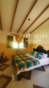 1 dormitorio con 1 cama en una habitación en Casa Lucía - Guatapé, en Guatapé