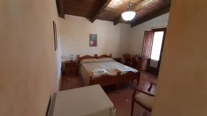 a bedroom with a bed and a table in a room at Agriturismo Pingitore in Luzzi