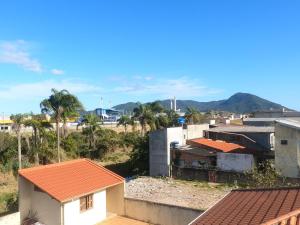 Blick auf eine Stadt mit Häusern und Palmen in der Unterkunft Moradas Desterro, próximo ao aeroporto 23 in Florianópolis