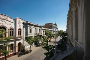 une rue vide dans une ville avec des bâtiments dans l'établissement Happy House Hostel, à Santiago
