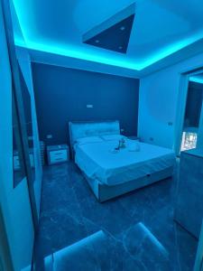 Habitación azul con cama y lavamanos en il ruggito del leone en Verona