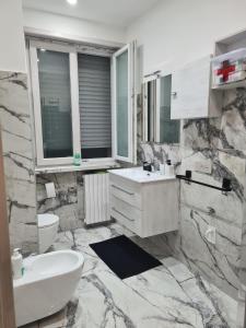 uma casa de banho com um lavatório, uma banheira e um WC. em il ruggito del leone em Verona