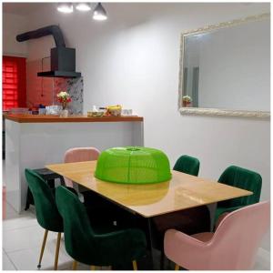 una mesa con un sombrero verde encima en Homestay Ibu(Muslim sahaja) en Ipoh