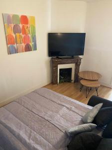 Televízia a/alebo spoločenská miestnosť v ubytovaní Trendy 2 Rooms Paris 13