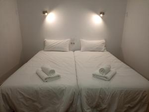 um quarto com 2 camas e toalhas em Nectarinas Holiday Maspalomas em San Bartolomé