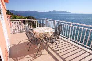 een tafel en stoelen op een balkon met uitzicht op de oceaan bij Apartments by the sea Podaca, Makarska - 2695 in Podaca