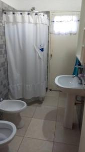 a bathroom with a shower and a toilet and a sink at Confortable casa traslasierra. Vista al Champaqui in Quebrada de los Pozos +22 photos