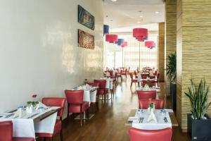 En restaurang eller annat matställe på Ramada Encore By Wyndham Tangier