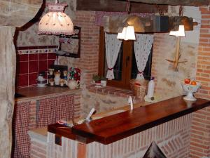 cocina con encimera y lavabo en una habitación en Casa Rural Pincherres, en Mata de Quintanar