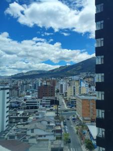 una ciudad con vistas a una ciudad con edificios en Bella Suit amoblada, sector exclusivo La Carolina. en Quito