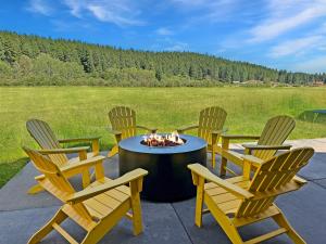 a group of chairs sitting around a fire pit at Suncadia Resort Luxury Home Next To Nelson Farm in Cle Elum