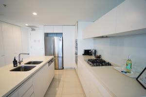 Cucina o angolo cottura di Oracle Broadbeach - Amazing Ocean Views!