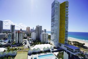 una vista aerea di una città con edifici e l'oceano di Oracle Broadbeach - Amazing Ocean Views! a Gold Coast