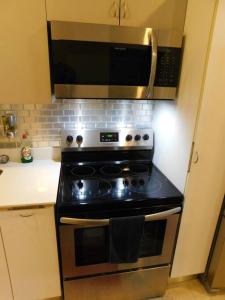 Una cocina o zona de cocina en Sunset 205, sleeps six, next door to the pool, 100m to the beach!