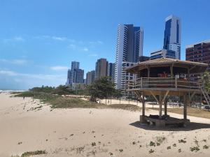 累西腓Lar Recife Olinda Praia 2, na Avenida Boa Viagem的以城市为背景的海滩景观 更多10张照片
