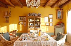 a dining room with a table and a chandelier at Maso Di Villa Relais Di Campagna in Susegana