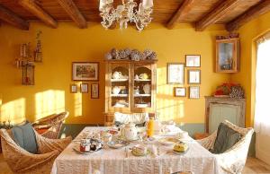 comedor con mesa y lámpara de araña en Maso Di Villa Relais Di Campagna, en Susegana