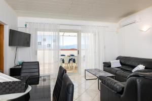Zdjęcie z galerii obiektu Apartments with a parking space Baska, Krk - 19721 w Bašce