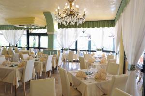 Reštaurácia alebo iné gastronomické zariadenie v ubytovaní Hotel Royal
