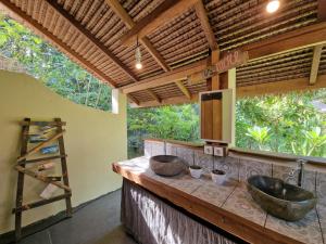 Taman di luar SAME SAME Bungalows - ECO Friendly