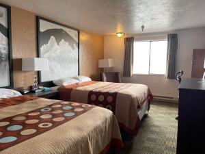 pokój hotelowy z 2 łóżkami i oknem w obiekcie Super 8 by Wyndham Ketchikan w mieście Ketchikan