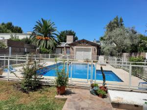 una piscina con una valla alrededor en Los abuelos en San Antonio de Areco