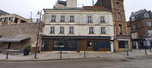 stary budynek na rogu ulicy w obiekcie T2 60m² vue panoramique sur port et mer w mieście Dieppe