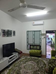 Televízia a/alebo spoločenská miestnosť v ubytovaní Sobey Laris Homestay KokLanas