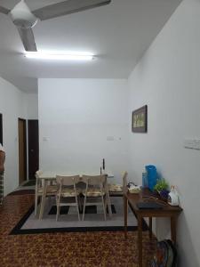 - une salle à manger avec une table et des chaises dans l'établissement Sobey Laris Homestay KokLanas, à Ketereh