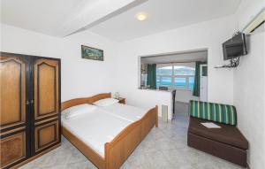 Posteľ alebo postele v izbe v ubytovaní Cozy Apartment In Slatine With Wifi